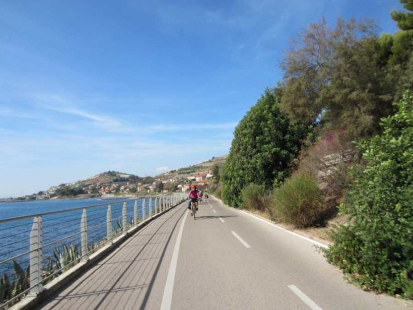 Nel Ponente Ligure, oltre al Festival, c’è una ciclabile sul mare. Regione Liguria: lasci o raddoppi?