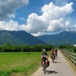 Lo spazio che manca al cicloturismo. Perché le vacanze in bici migliorano territori e città