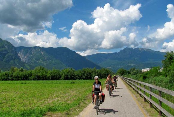 Lo spazio che manca al cicloturismo. Perché le vacanze in bici migliorano territori e città