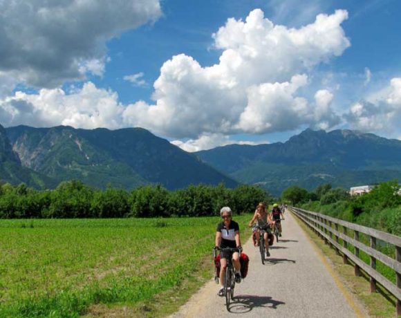 Lo spazio che manca al cicloturismo. Perché le vacanze in bici migliorano territori e città Lo spazio che manca al cicloturismo. Perché le vacanze in bici migliorano territori e città