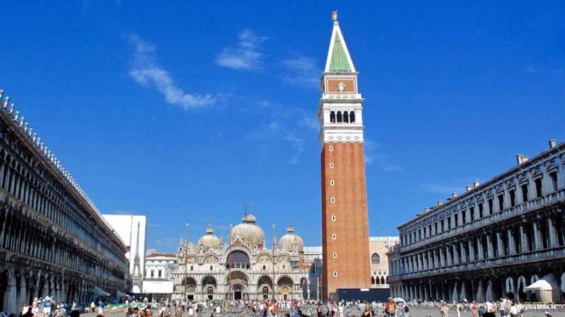 Piazza San Marco: multa da 100 euro per bici a mano