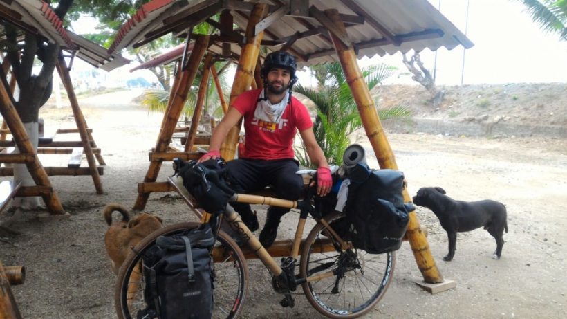 5000 km con una bici in bambù contro la plastica nei mari