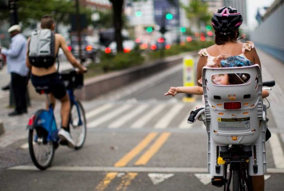 Le biciclette sono presenze gentili nelle città. Ma allora perché ci sono i partiti anti-ciclisti?