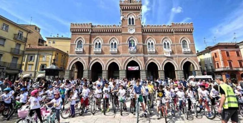Dalla tangenziale dei bambini alle Metrobotteghe. A Casalmaggiore le buone pratiche per la mobilità attiva Dalla tangenziale dei bambini alle Metrobotteghe. A Casalmaggiore le buone pratiche per la mobilità attiva