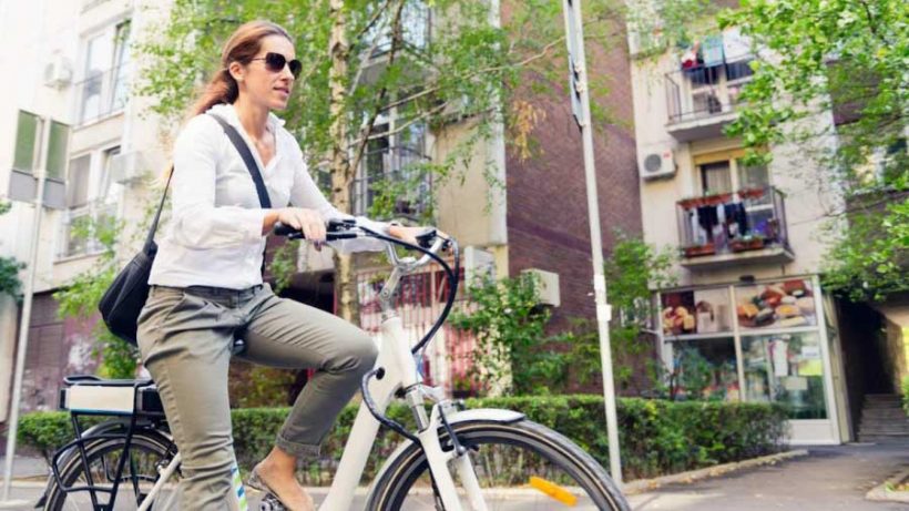Assicurazione per le e-bike: dalla Commissione europea la proposta che “criminalizza” la pedalata assistita