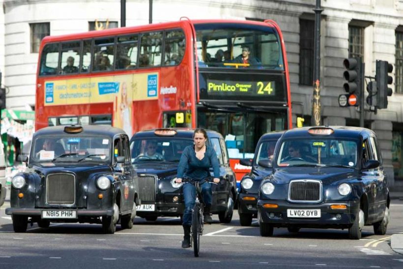 Gran Bretagna: perché pedalare fa paura? Cattive condizioni della strada e ciclabili non protette