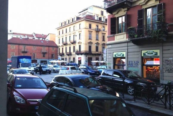 Obbligo di scendere dalla bici agli incroci: strane idee di sicurezza stradale a Torino