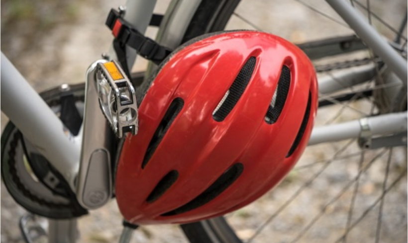 Quattroruote propone il casco obbligatorio per i ciclisti