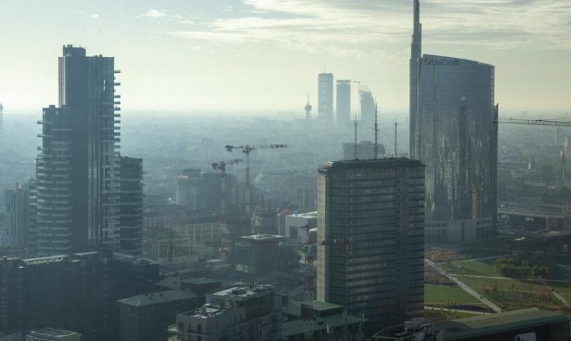 Italia fuori legge: troppo smog. Bisogna quadruplicare gli spostamenti in bici