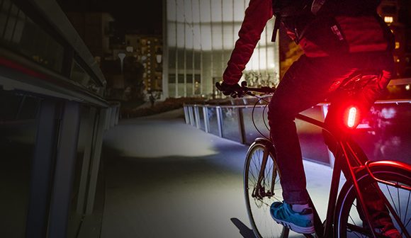 Ciclisti illuminati: come attrezzarsi. Tutto in una tesi di laurea
