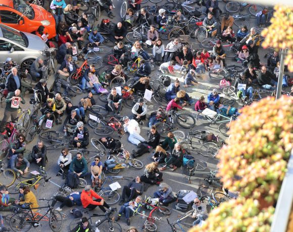 FIAB al sit-in in Piazzale Loreto a Milano. Le soluzioni: città 30 e Safety in Numbers