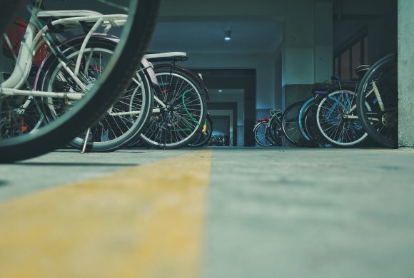 Parcheggi bici in tutte le case e uffici d’Europa: passi avanti per la Direttiva Case Green dell’UE