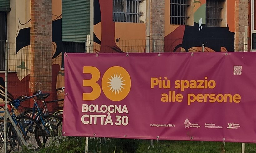 Bologna Città30: primo esito positivo del ricorso al Tar. Le associazioni dei familiari delle vittime sulla strada accanto al Comune