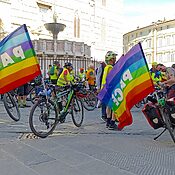 I primi 20 anni di Paciclica: le pedalate da tutta Italia verso la marcia Perugia-Assisi. FIAB: “La bici simbolo di dialogo e impegno civile”