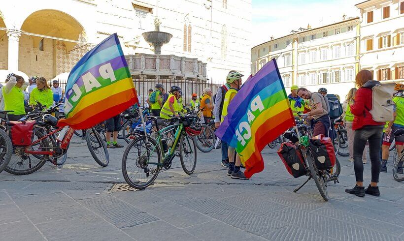 I primi 20 anni di Paciclica: le pedalate da tutta Italia verso la marcia Perugia-Assisi. FIAB: “La bici simbolo di dialogo e impegno civile”