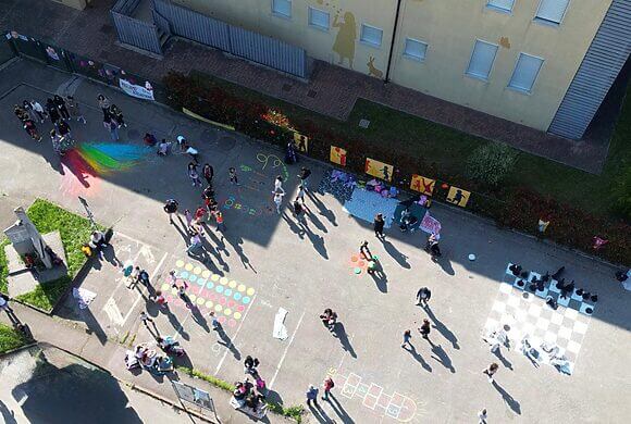 Una strada scolastica davanti a ogni scuola. Il 24 ottobre per Streets for Kids una marea di pedibus, pedalate e flash mob