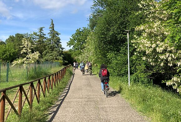 Com’è pedalare a Reggio Emilia? “Questa città ha fatto scuola sulla mobilità ciclistica. Ma c’è bisogno di più cura”