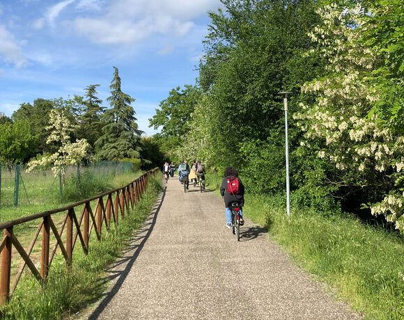 Com’è pedalare a Reggio Emilia? “Questa città ha fatto scuola sulla mobilità ciclistica. Ma c’è bisogno di più cura”