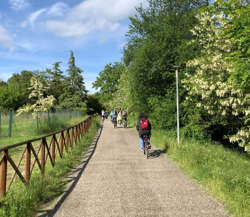 Com’è pedalare a Reggio Emilia? “Questa città ha fatto scuola sulla mobilità ciclistica. Ma c’è bisogno di più cura” Com’è pedalare a Reggio Emilia? “Questa città ha fatto scuola sulla mobilità ciclistica. Ma c’è bisogno di più cura”