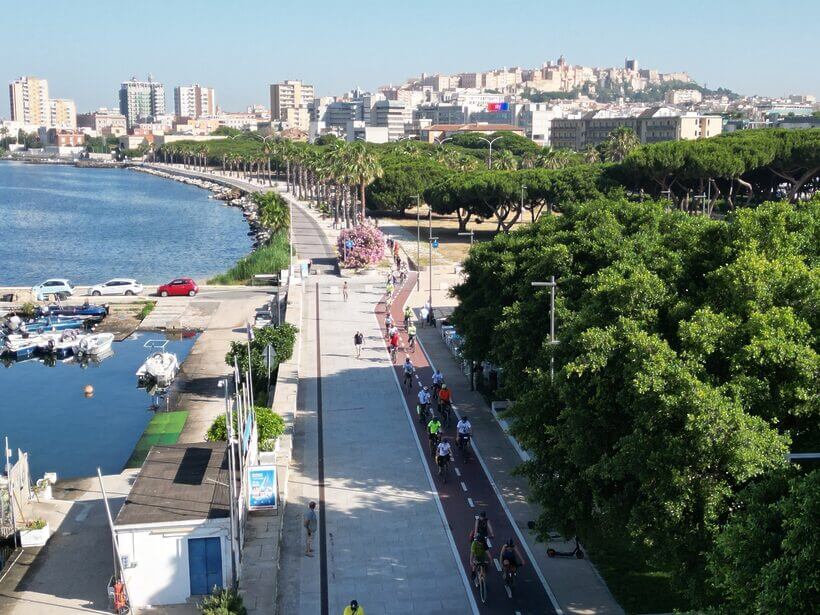 Com’è pedalare a Cagliari? L’intervista alla FIAB locale. “I parchi sono punto di forza per la ciclabilità. Ma non ci siamo ancora su piste e rastrelliere” Com’è pedalare a Cagliari? L’intervista alla FIAB locale. “I parchi sono punto di forza per la ciclabilità. Ma non ci siamo ancora su piste e rastrelliere”