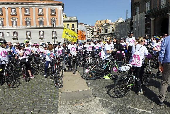 Com’è pedalare a Napoli? FIAB: “Servono la ZTL e le strade scolastica. Oggi la cultura della bici fatica a decollare”