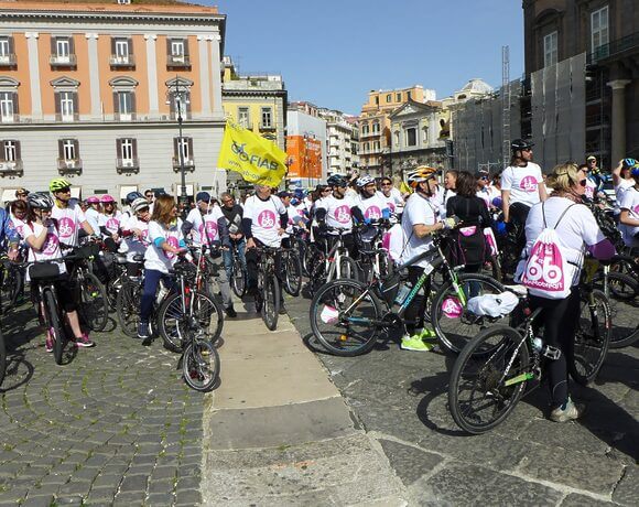 Com’è pedalare a Napoli? FIAB: “Servono la ZTL e le strade scolastica. Oggi la cultura della bici fatica a decollare”