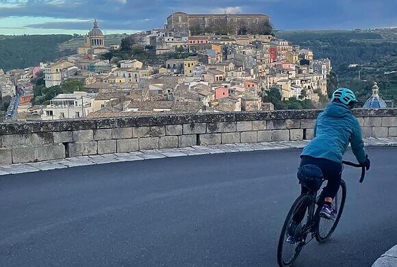 FIAB e Touring Club Italiano scrivono al ministro del Turismo Mazzi. «Le nostre competenze a disposizione del Giro d’Italia del cicloturismo»
