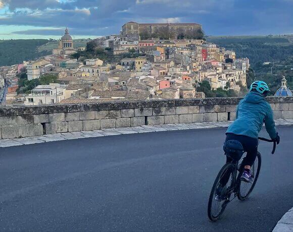 FIAB e Touring Club Italiano scrivono al ministro del Turismo Mazzi. «Le nostre competenze a disposizione del Giro d’Italia del cicloturismo» FIAB e Touring Club Italiano scrivono al ministro del Turismo Mazzi. «Le nostre competenze a disposizione del Giro d’Italia del cicloturismo»