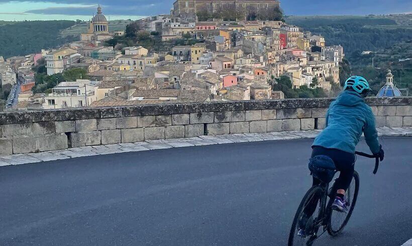 FIAB e Touring Club Italiano scrivono al ministro del Turismo Mazzi. «Le nostre competenze a disposizione del Giro d’Italia del cicloturismo»
