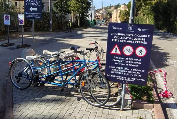 La Ciclovia Tirrenica chiusa alle bici (e aperta ai minibus) durante il Festival di Sanremo. La protesta della FIAB locale