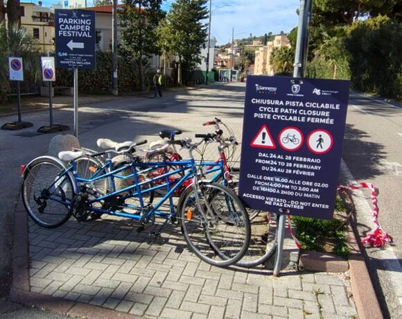 La Ciclovia Tirrenica chiusa alle bici (e aperta ai minibus) durante il Festival di Sanremo. La protesta della FIAB locale La Ciclovia Tirrenica chiusa alle bici (e aperta ai minibus) durante il Festival di Sanremo. La protesta della FIAB locale