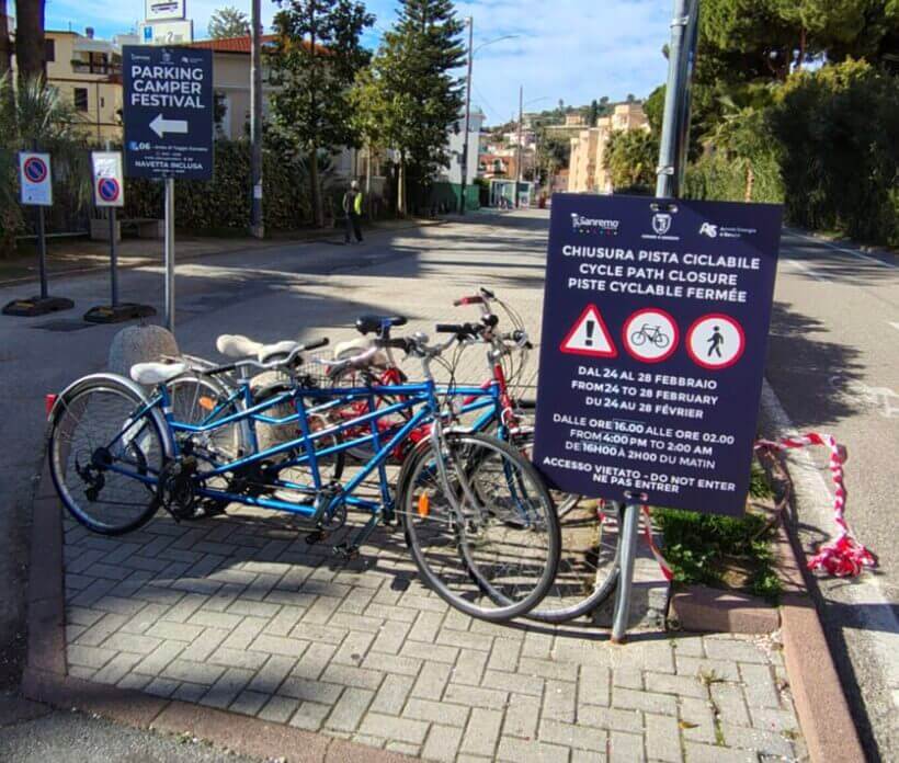 La Ciclovia Tirrenica chiusa alle bici (e aperta ai minibus) durante il Festival di Sanremo. La protesta della FIAB locale