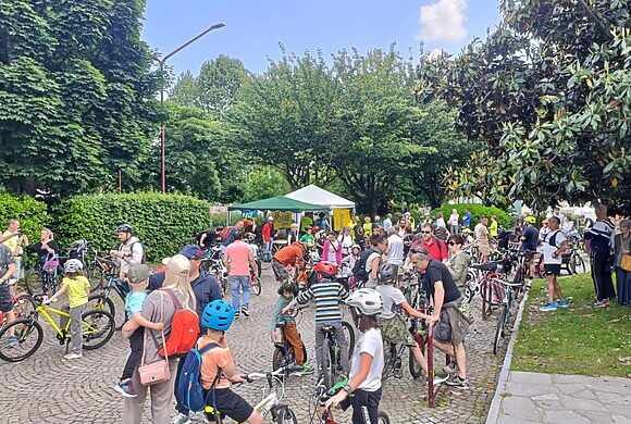 Bike to school, abbiamo un problema. Secondo il 41% degli italiani per i bambini pedalare non è diventato più sicuro negli ultimi 12 mesi