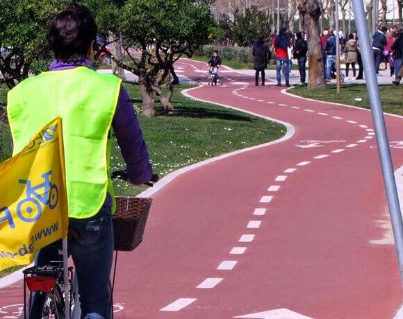 Com’è pedalare a Pescara? «Un’esperienza a due velocità. Per il cicloturismo la città può diventare “porta” verso le aree interne» Com’è pedalare a Pescara? «Un’esperienza a due velocità. Per il cicloturismo la città può diventare “porta” verso le aree interne»