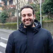 «Siamo tutti pedoni. A Bologna la città 30 è una politica win-win». L’intervista ad Andrea Colombo
