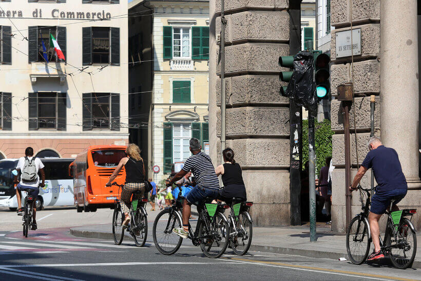 Com’è pedalare a Genova? La voce di FIAB: “Eterna contesa dello spazio. In città le ciclabili sono nate grazie alle petizioni”