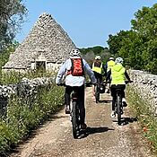 Ostuni, la Città Bianca tra mare e cielo. Il diario di un Biciviaggio FIAB in Puglia