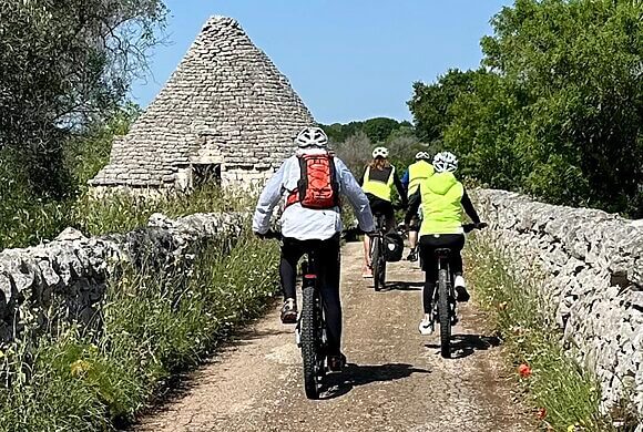 Ostuni, la Città Bianca tra mare e cielo. Il diario di un Biciviaggio FIAB in Puglia