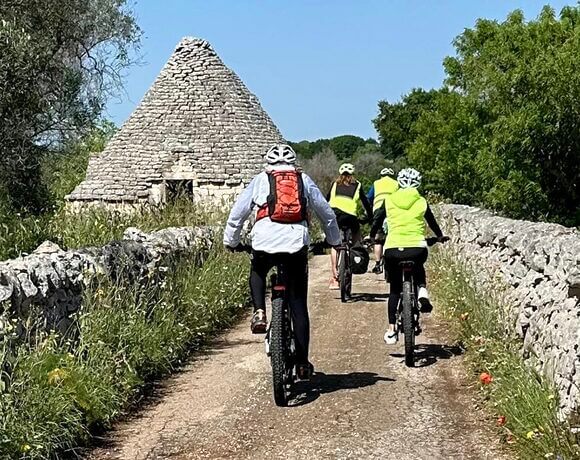 Ostuni, la Città Bianca tra mare e cielo. Il diario di un Biciviaggio FIAB in Puglia Ostuni, la Città Bianca tra mare e cielo. Il diario di un Biciviaggio FIAB in Puglia