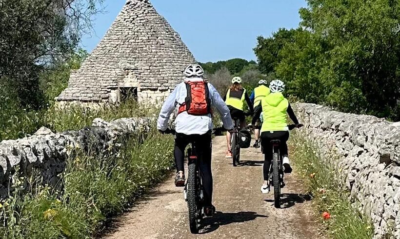 Ostuni, la Città Bianca tra mare e cielo. Il diario di un Biciviaggio FIAB in Puglia
