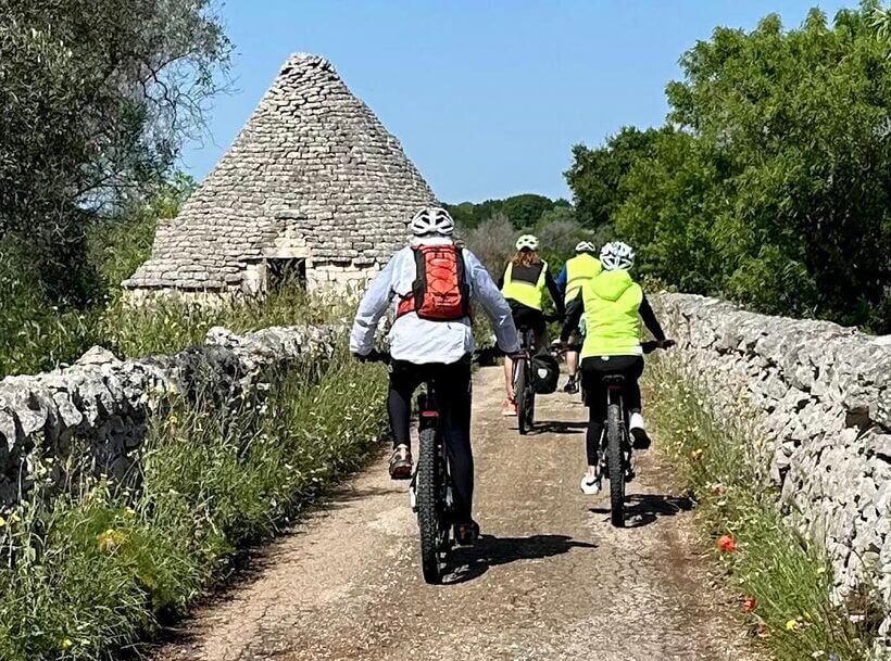 Ostuni, la Città Bianca tra mare e cielo. Il diario di un Biciviaggio FIAB in Puglia Ostuni, la Città Bianca tra mare e cielo. Il diario di un Biciviaggio FIAB in Puglia