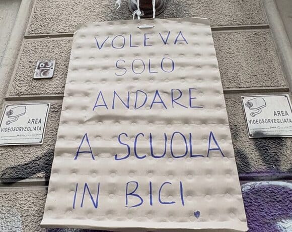 A Torino un bambino è stato ucciso mentre andava a scuola in bicicletta da una persona in auto. Non fermiamoci