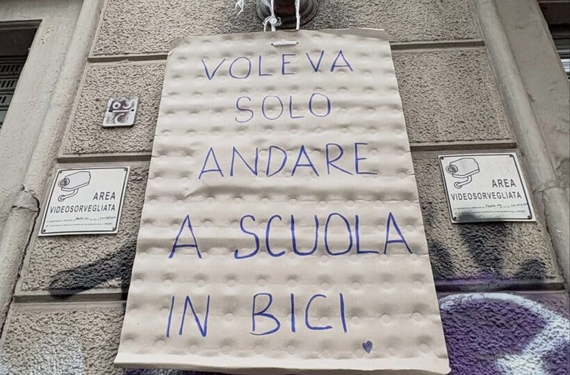 A Torino un bambino รจ stato ucciso mentre andava a scuola in bicicletta da una persona in auto. Non fermiamoci A Torino un bambino รจ stato ucciso mentre andava a scuola in bicicletta da una persona in auto. Non fermiamoci