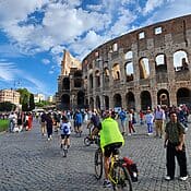 C’è chi vuole togliere il bollo auto e chi finanzia il bike to work. Anche Roma premia i pendolari in sella