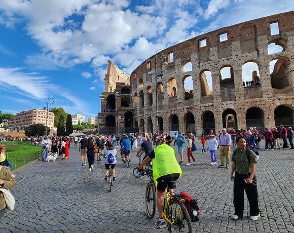 C’è chi vuole togliere il bollo auto e chi finanzia il bike to work. Anche Roma premia i pendolari in sella