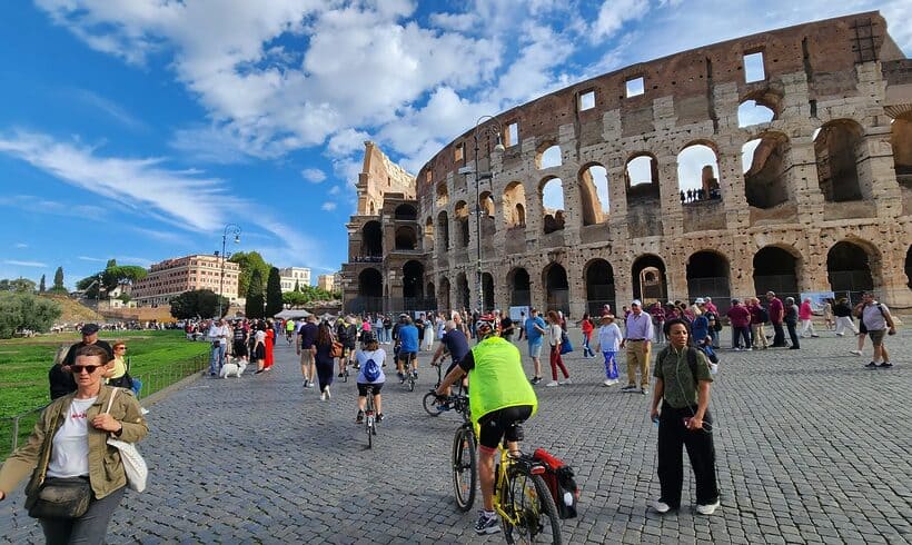 C’è chi vuole togliere il bollo auto e chi finanzia il bike to work. Anche Roma premia i pendolari in sella