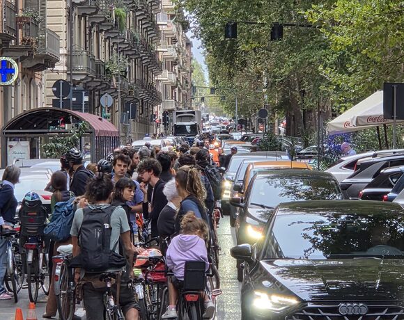 “Voleva solo andare a scuola in bici”. A Torino la mobilitazione di FIAB e delle associazioni dopo la morte di Nicolò: ripensare i controviali per chi cammina e pedala