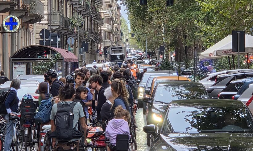 “Voleva solo andare a scuola in bici”. A Torino la mobilitazione di FIAB e delle associazioni dopo la morte di Nicolò: ripensare i controviali per chi cammina e pedala “Voleva solo andare a scuola in bici”. A Torino la mobilitazione di FIAB e delle associazioni dopo la morte di Nicolò: ripensare i controviali per chi cammina e pedala
