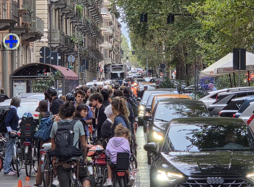 “Voleva solo andare a scuola in bici”. A Torino la mobilitazione di FIAB e delle associazioni dopo la morte di Nicolò: ripensare i controviali per chi cammina e pedala “Voleva solo andare a scuola in bici”. A Torino la mobilitazione di FIAB e delle associazioni dopo la morte di Nicolò: ripensare i controviali per chi cammina e pedala
