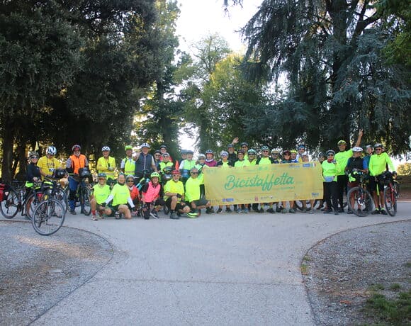 Stiamo pedalando lungo la via Francigena per incontrare politica e stakeholder. La Bicistaffetta FIAB per potenziare l’EuroVelo 5